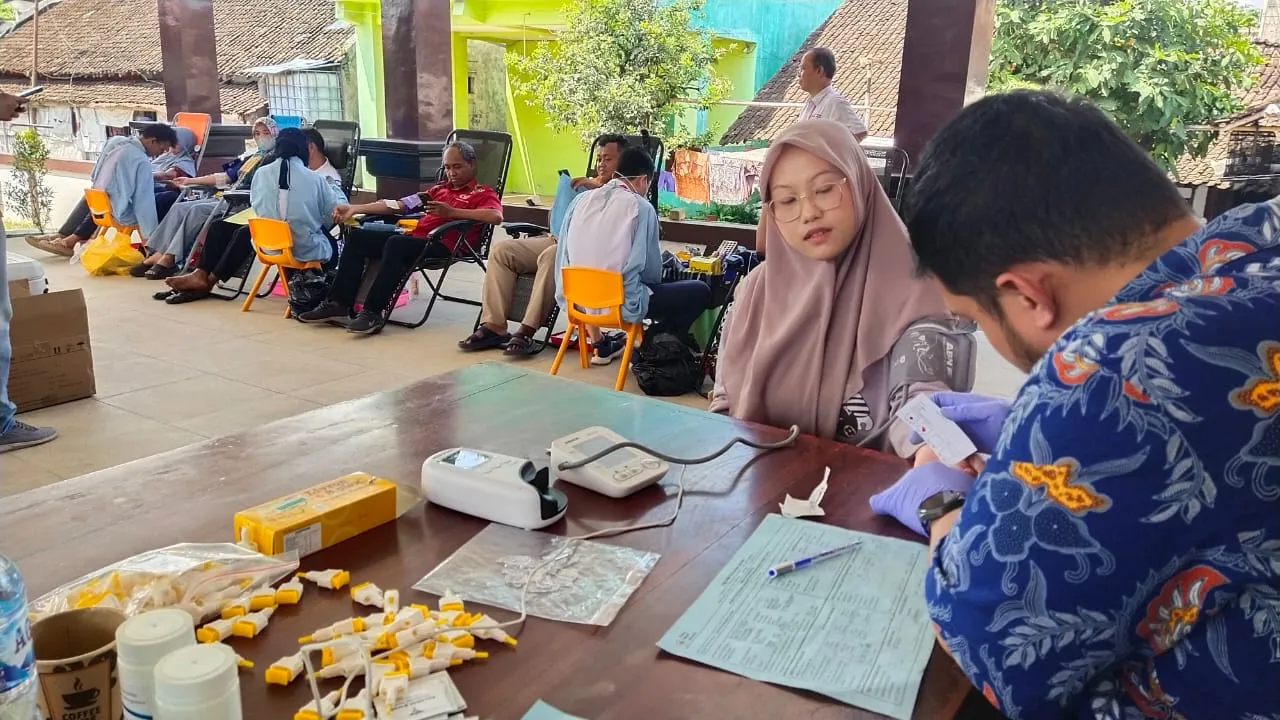 61 Kantong Darah Terkumpul Desa Bangsalsari Apresiasi Pendonor dengan Minyak Goreng