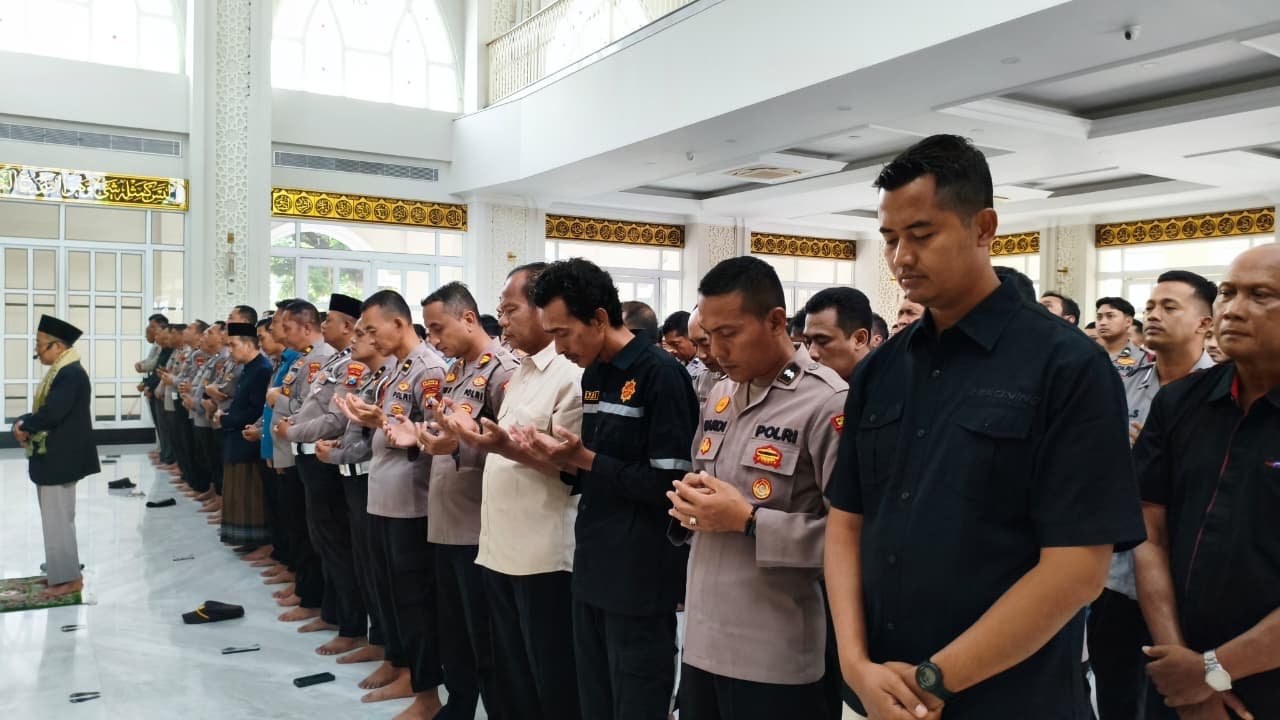 Polresta Sidoarjo Gelar Sholat Ghaib dan Galang Donasi untuk Korban Bencana Sumatera