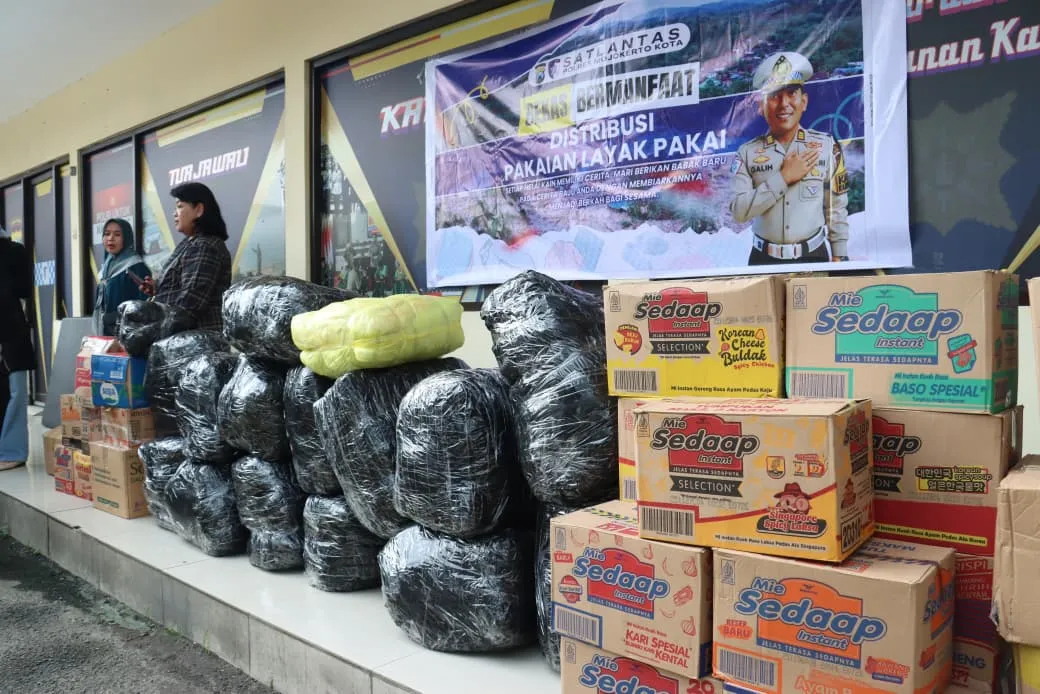 Satlantas Polres Mojokerto Kota Kirim Paket Bantuan untuk Korban Bencana Sumatera