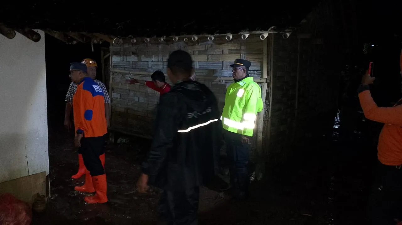 Polres Probolinggo Gerak Cepat Bantu Warga Terdampak Banjir dan Jembatan Putus di Tiris