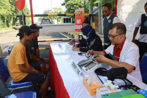 Polres Pelabuhan Tanjungperak Gelar Cek Kesehatan dan Tes Urine Gratis Jelang Nataru