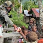 Satgas Damai Cartenz Gelar Patroli Humanis di Kiwirok Papua