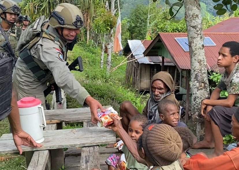 Satgas Damai Cartenz Gelar Patroli Humanis di Kiwirok Papua
