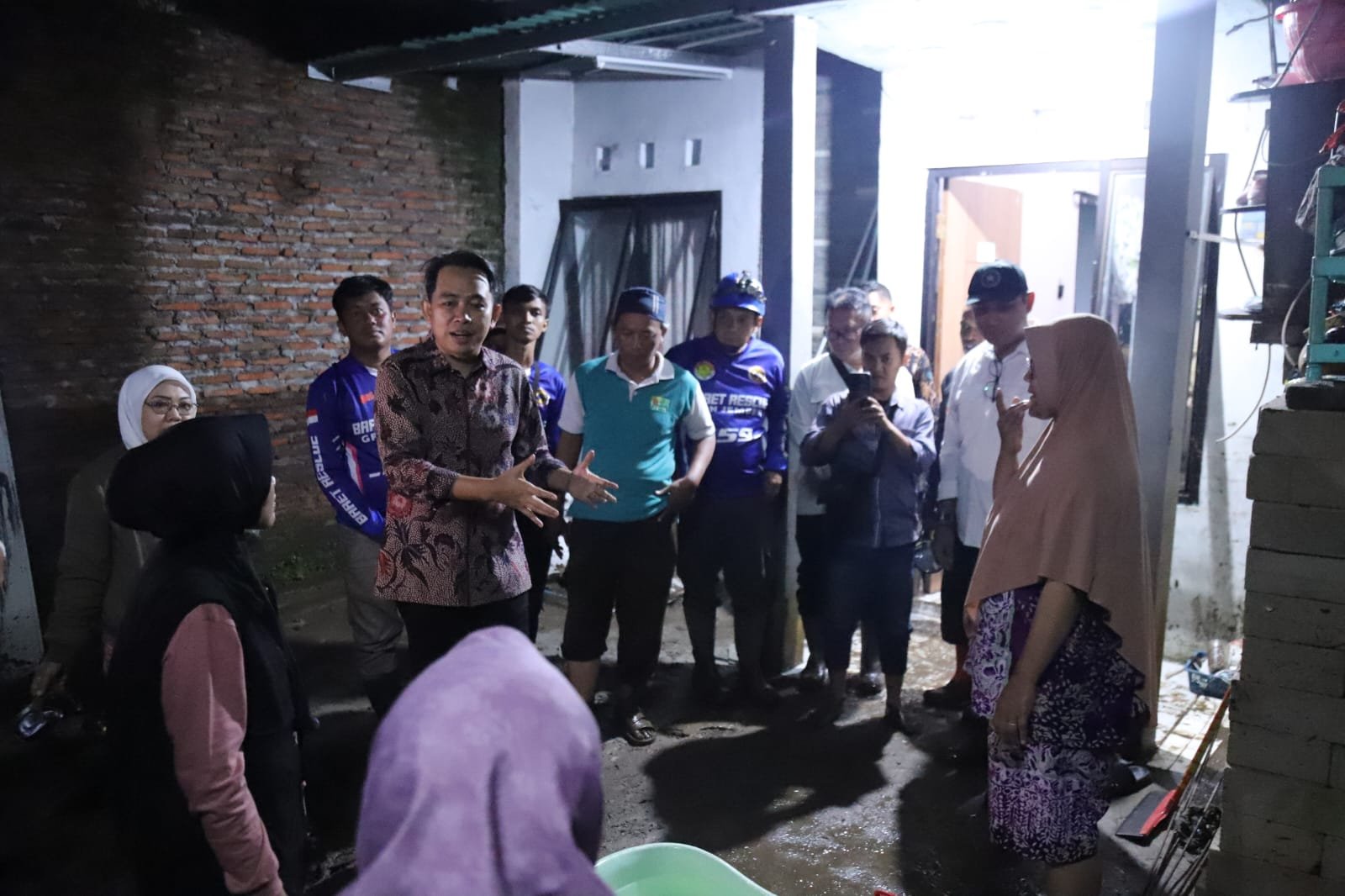 Gus Fawait Tinjau Lokasi Banjir Dini Hari, Soroti Perumahan di Bantaran Sungai