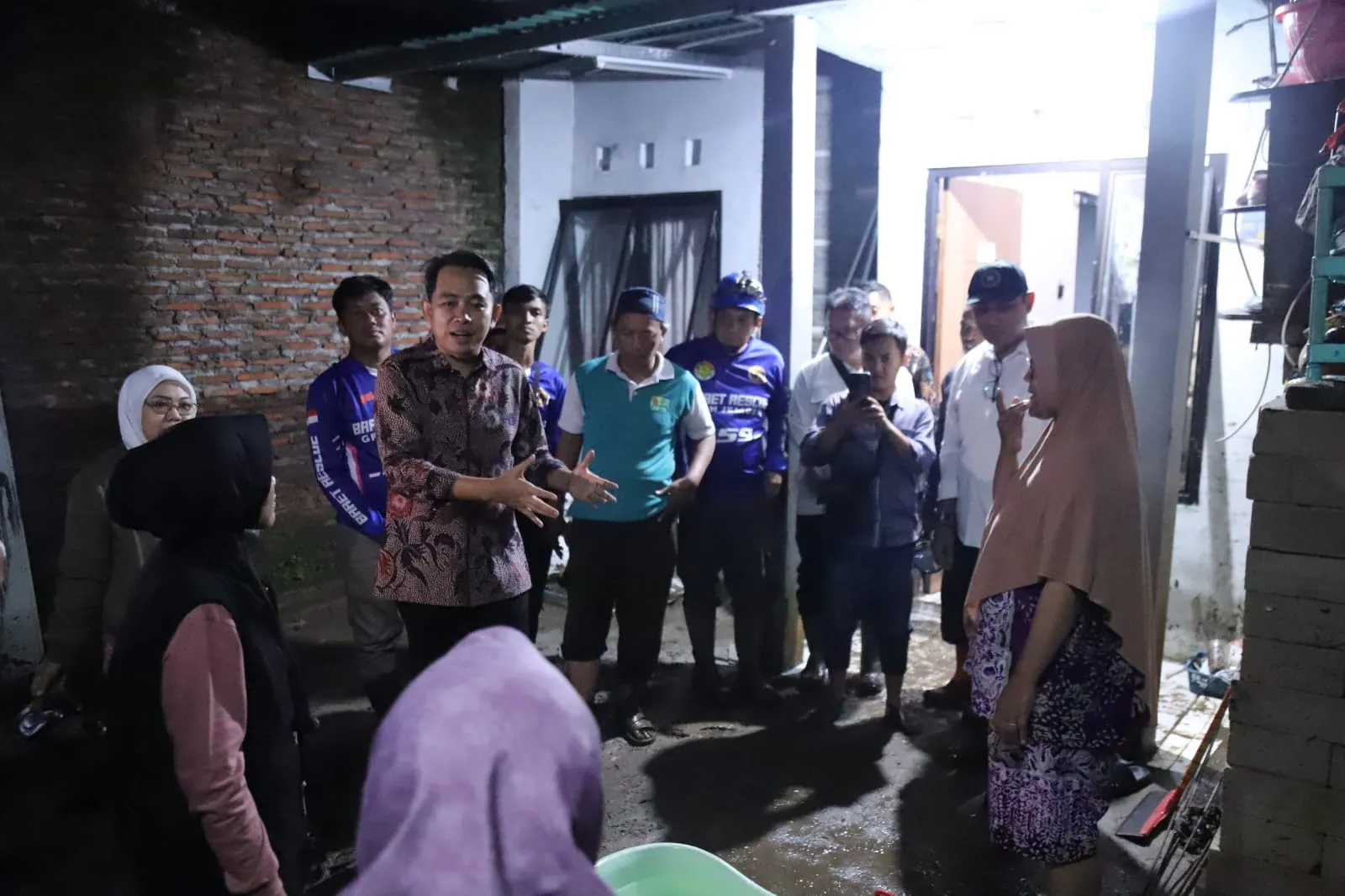 Gus Fawait Tinjau Lokasi Banjir Dini Hari, Soroti Perumahan di Bantaran Sungai
