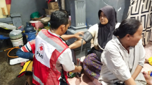 PMI Jember Sigap Salurkan Bantuan dan Cek Kesehatan Korban Banjir
