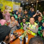 Kakorlantas Polri Perkuat Silaturahmi dengan Driver Ojol di Surabaya