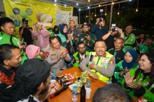 Kakorlantas Polri Perkuat Silaturahmi dengan Driver Ojol di Surabaya