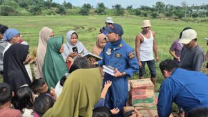 Pilot Helikopter Bagikan Al-Qur’an di Aceh Tamiang
