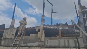 Diduga Korsleting, Mess Karyawan Rumah Makan di Jember Ludes Terbakar