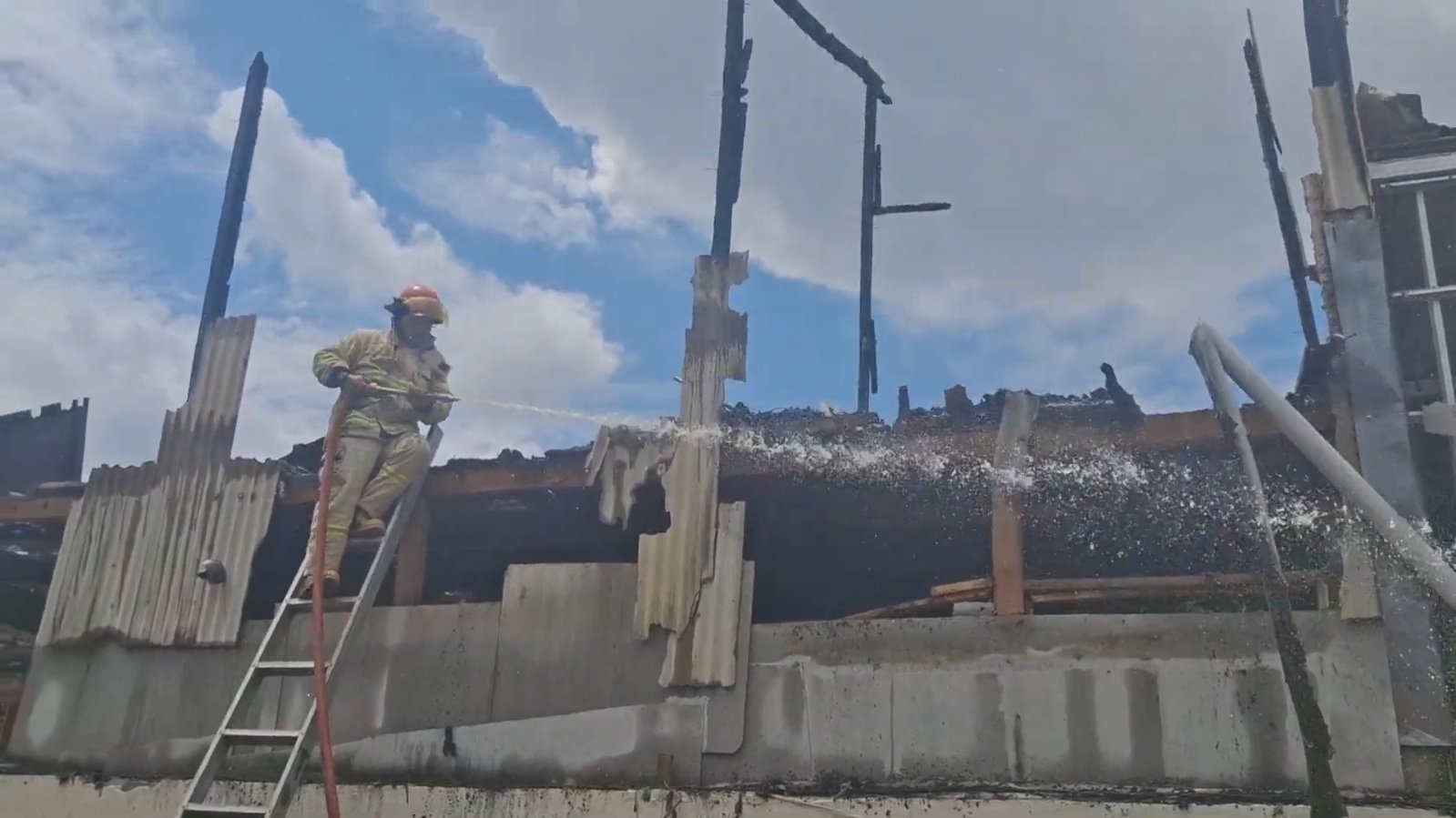 Diduga Korsleting, Mess Karyawan Rumah Makan di Jember Ludes Terbakar