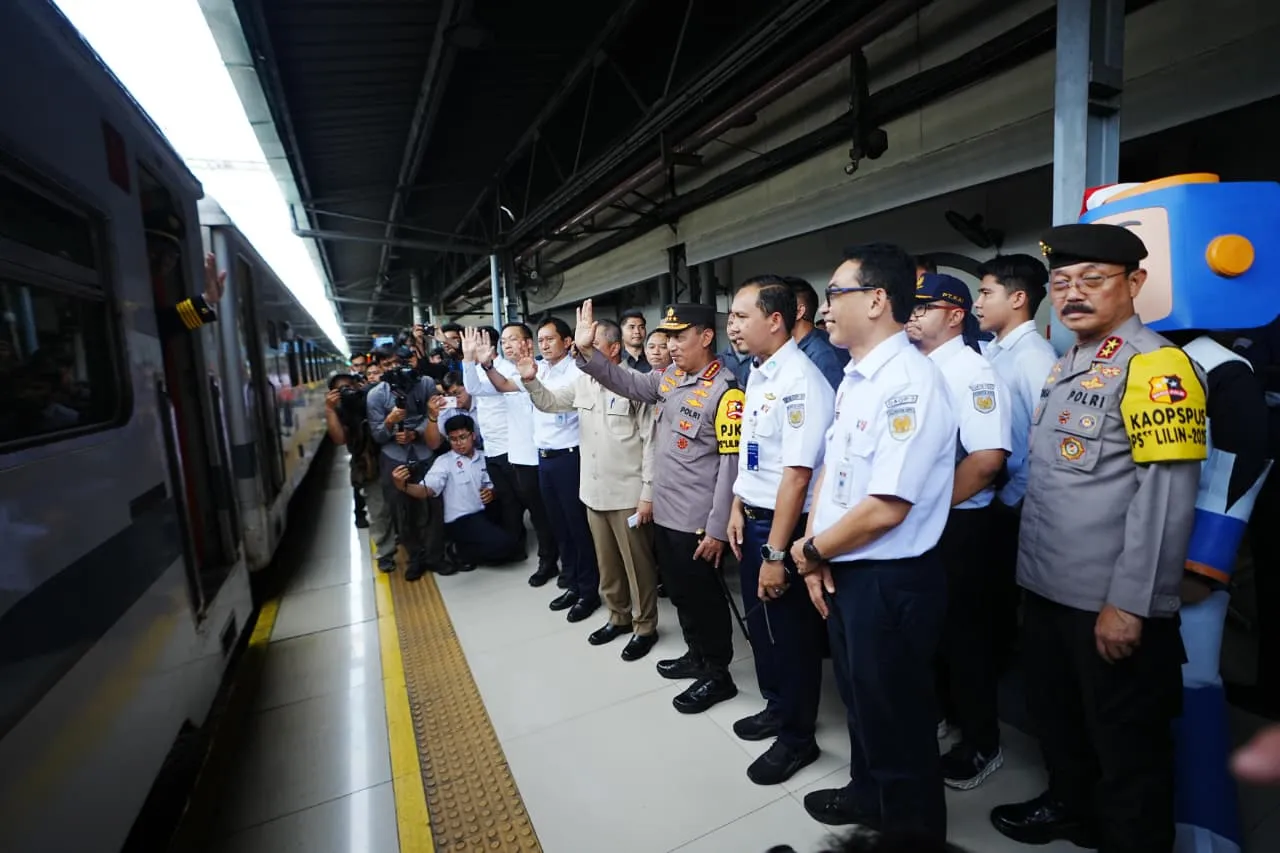 Kapolri Minta Jajaran Siaga Hadapi Potensi Bencana di Stasiun Pasar Senen