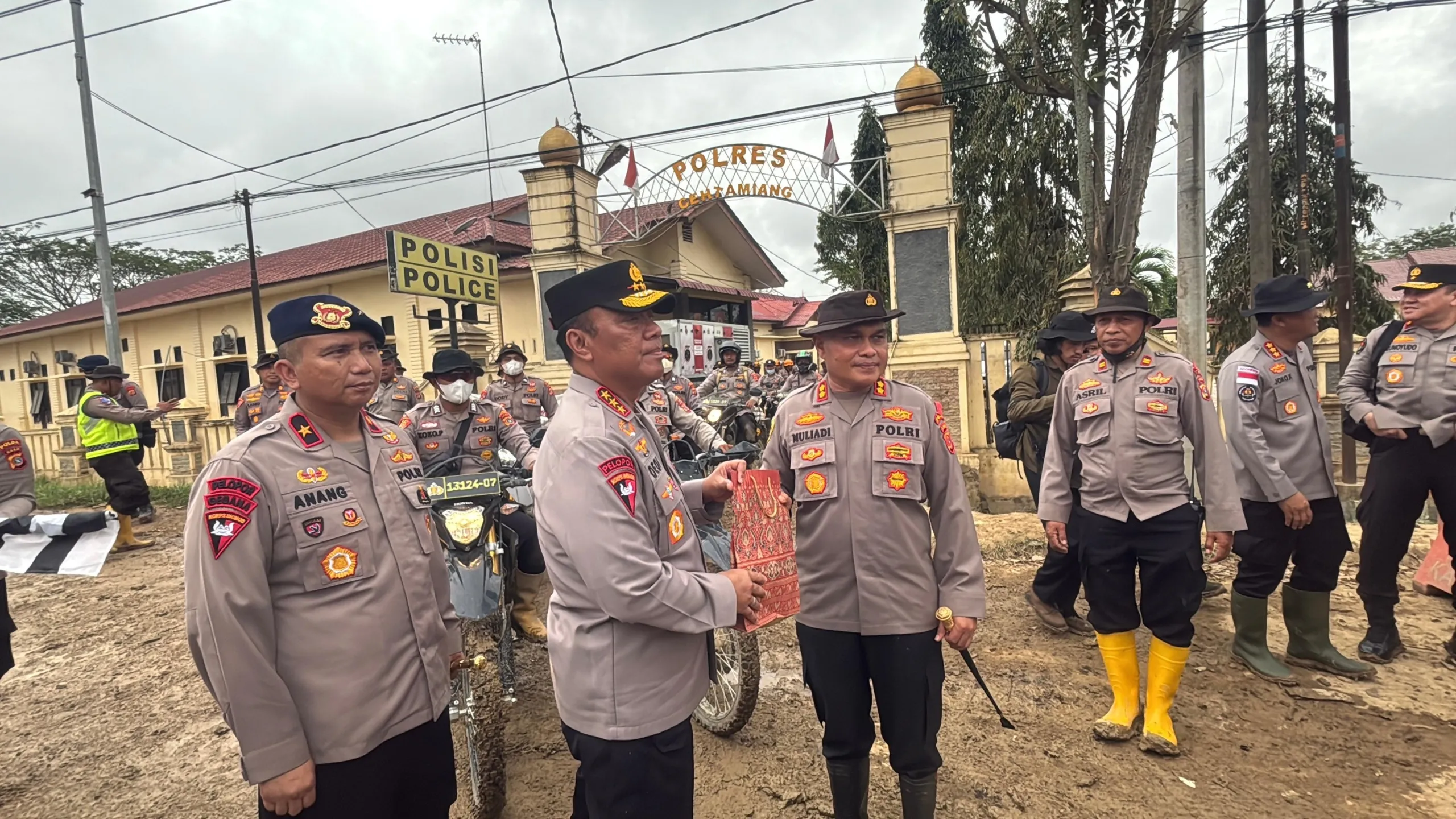 Wakapolri Kirim Personel dan Alat Berat Percepat Pemulihan Aceh Tamiang