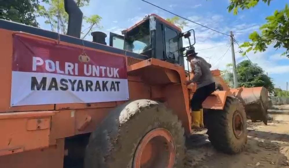 Kapolri Kirim Alat Berat, Percepat Pemulihan Fasilitas Umum Pasca-Banjir di Pidie