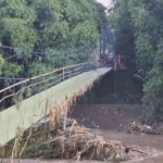 Jembatan Gantung Jubung Putus Terjang Banjir, Akses Tiga Desa di Jember Lumpuh