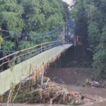 Jembatan Gantung Jubung Putus Terjang Banjir, Akses Tiga Desa di Jember Lumpuh
