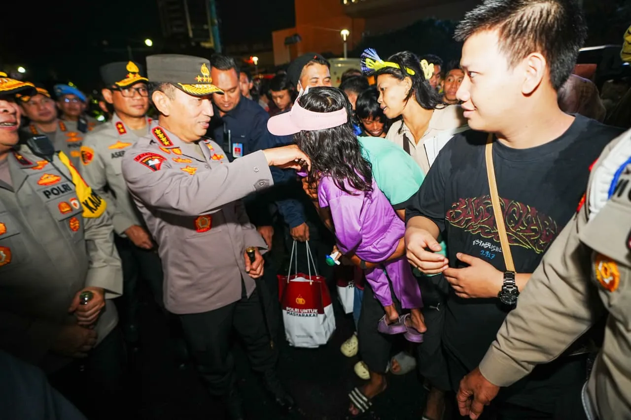 Kapolri Cek Pengamanan Tahun Baru dan Sapa Warga di Bundaran HI