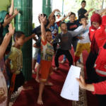Relawan PMI Jember Pulihkan Trauma Anak Korban Banjir di Medan
