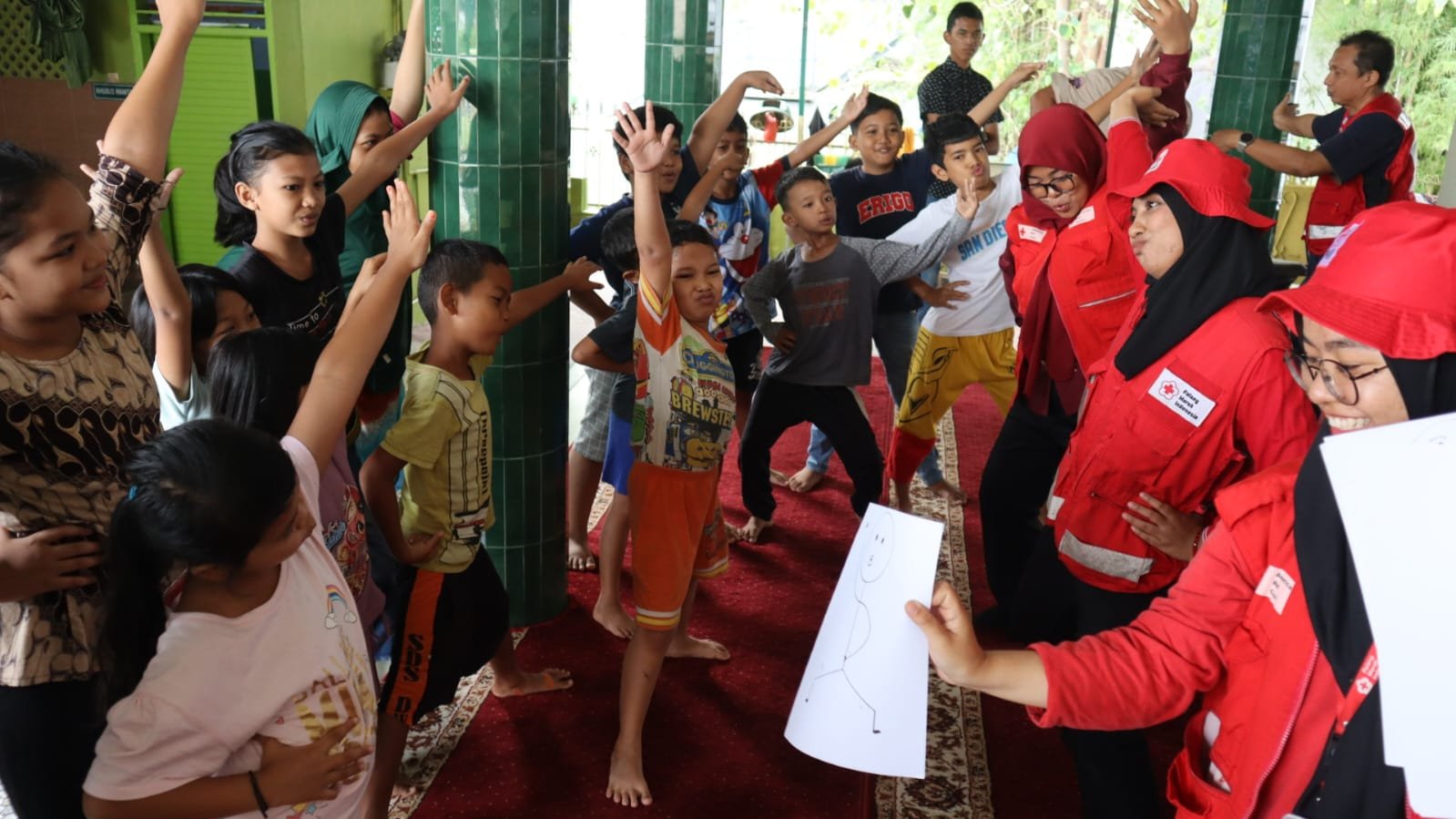 Relawan PMI Jember Pulihkan Trauma Anak Korban Banjir di Medan