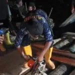 Tim SAR Korpolairud dan Warga Bangun Jembatan Darurat di Padang Pariaman