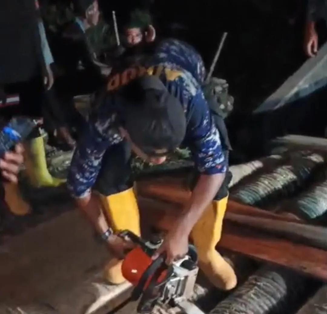Tim SAR Korpolairud dan Warga Bangun Jembatan Darurat di Padang Pariaman