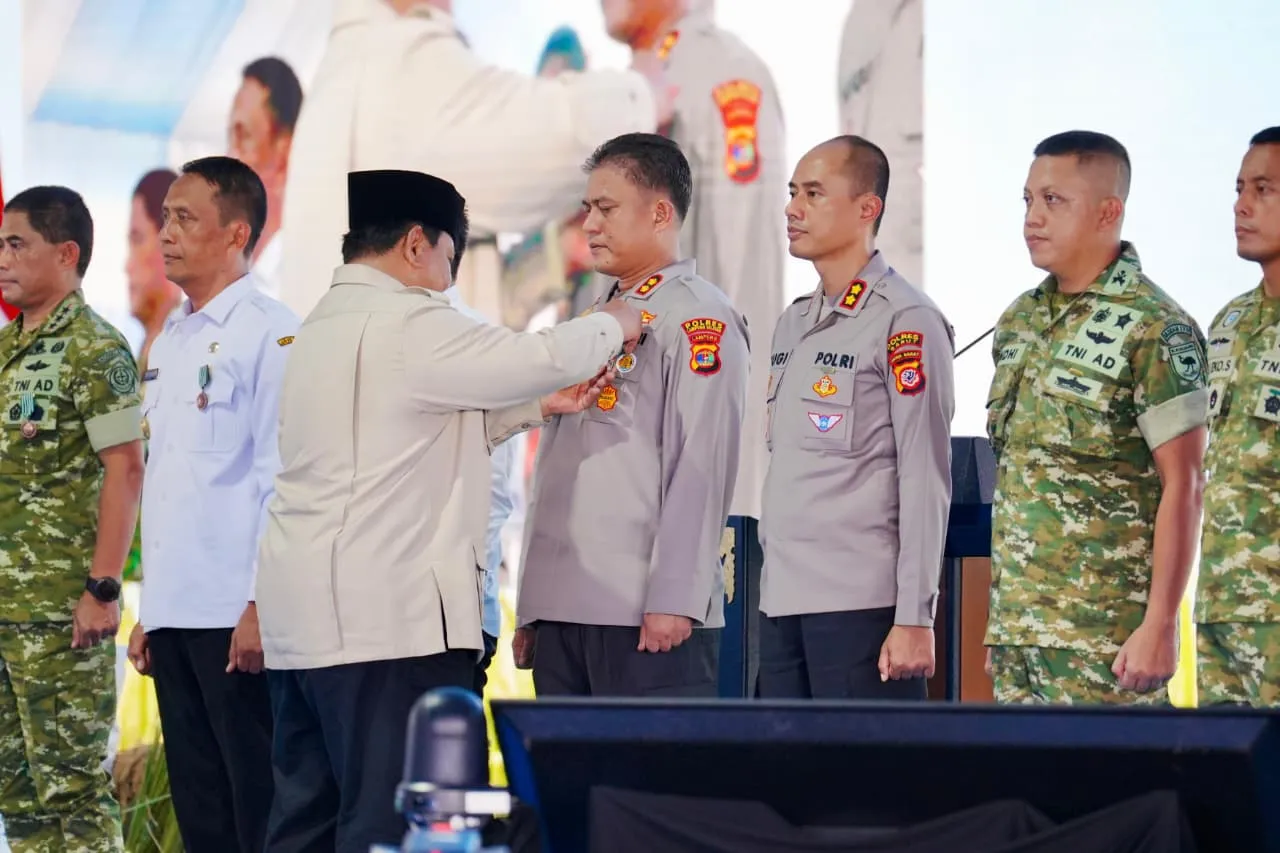 Presiden Prabowo Beri Tanda Kehormatan kepada Polri atas Ketahanan Pangan
