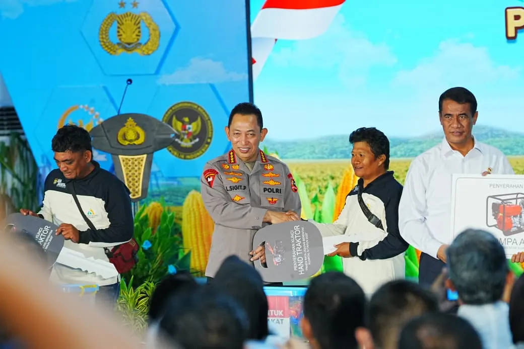 Panen Raya Jagung di Bekasi, Kapolri Salurkan Alsintan dan Sembako