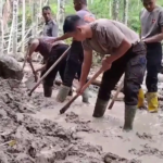 Polri Bersama Warga Buka Akses Jalan Kampung Setie Pascabencana