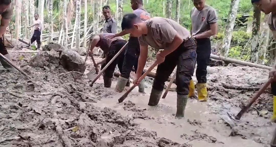 Polri Bersama Warga Buka Akses Jalan Kampung Setie Pascabencana