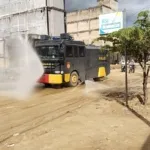Water Cannon Polres Aceh Selatan Semprot Jalan untuk Minimalisir Debu Pascabanjir
