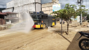 Water Cannon Polres Aceh Selatan Semprot Jalan untuk Minimalisir Debu Pascabanjir
