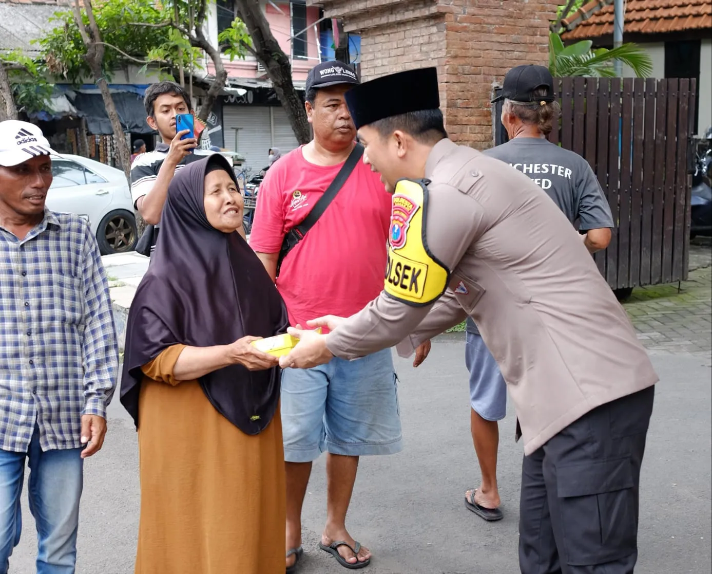 Polsek Taman Gelar Jumat Berkah di Jalan Raya Wonocolo Sidoarjo
