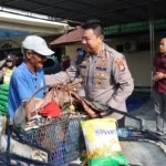 Kapolres Mojokerto Kota Salurkan Bansos untuk Ojol dan Tukang Becak