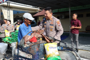Kapolres Mojokerto Kota Salurkan Bansos untuk Ojol dan Tukang Becak