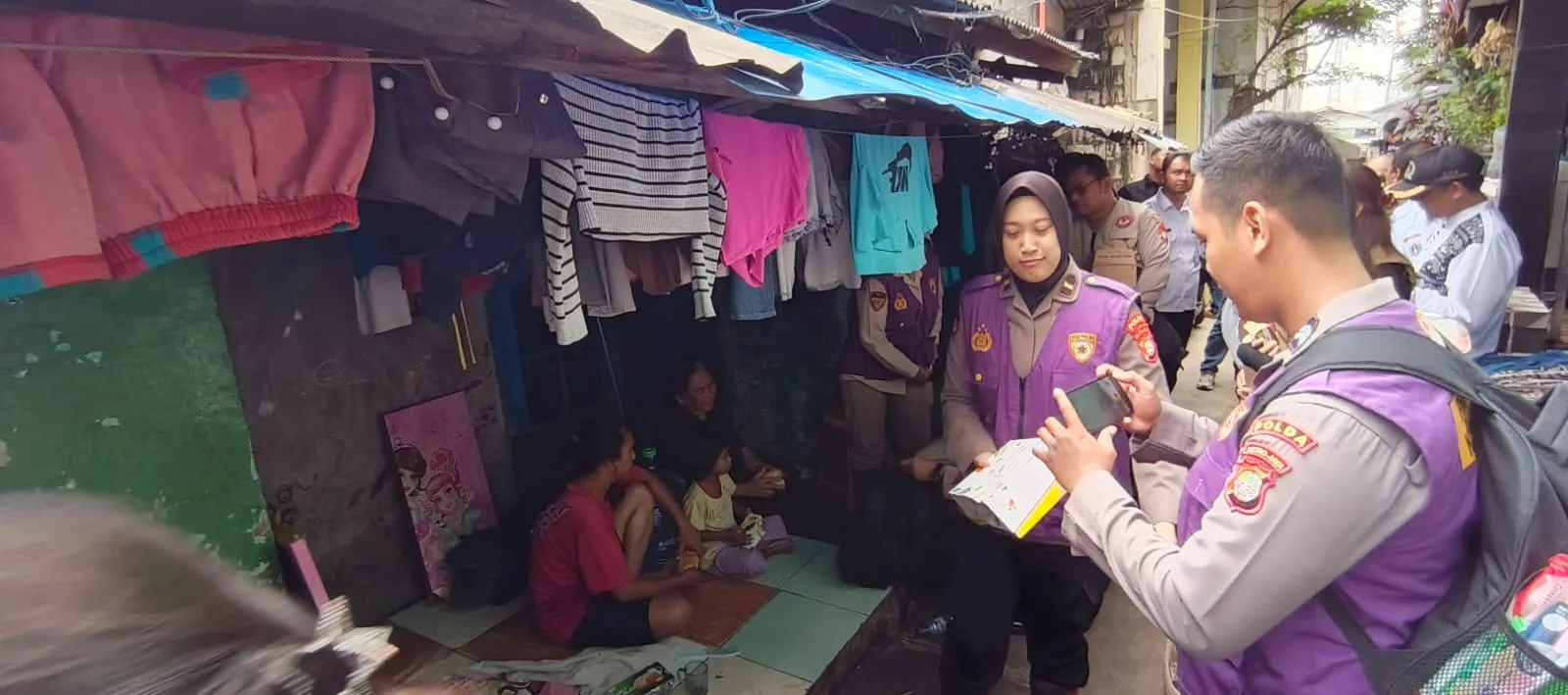 Polri dan Relawan UI Berikan Trauma Healing bagi Warga Cilincing