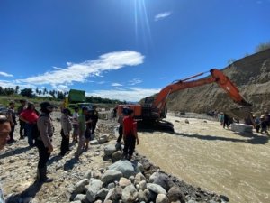 Akses Jalan Dibuka, TNI-Polri Percepat Pembersihan Pasca-Banjir Donggala