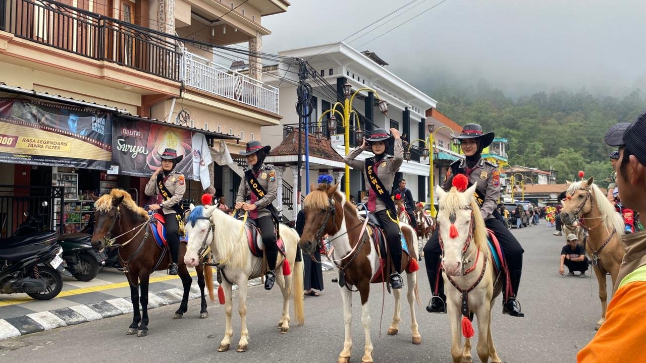 Polwan Polres Magetan Gelar Patroli Berkuda di Telaga Sarangan
