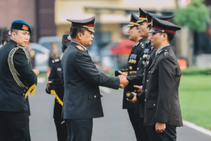 Kapolda Jatim Beri Tanda Kehormatan kepada Ribuan Personel di Hari Kesadaran Nasional