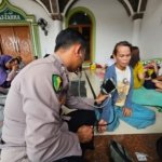 Polri All Out Evakuasi dan Layani Kesehatan Korban Banjir Karawang