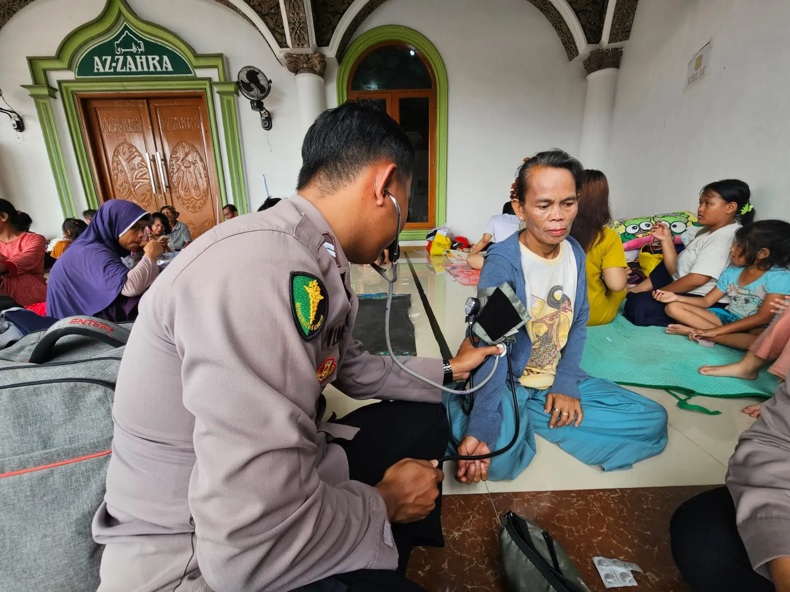 Polri All Out Evakuasi dan Layani Kesehatan Korban Banjir Karawang