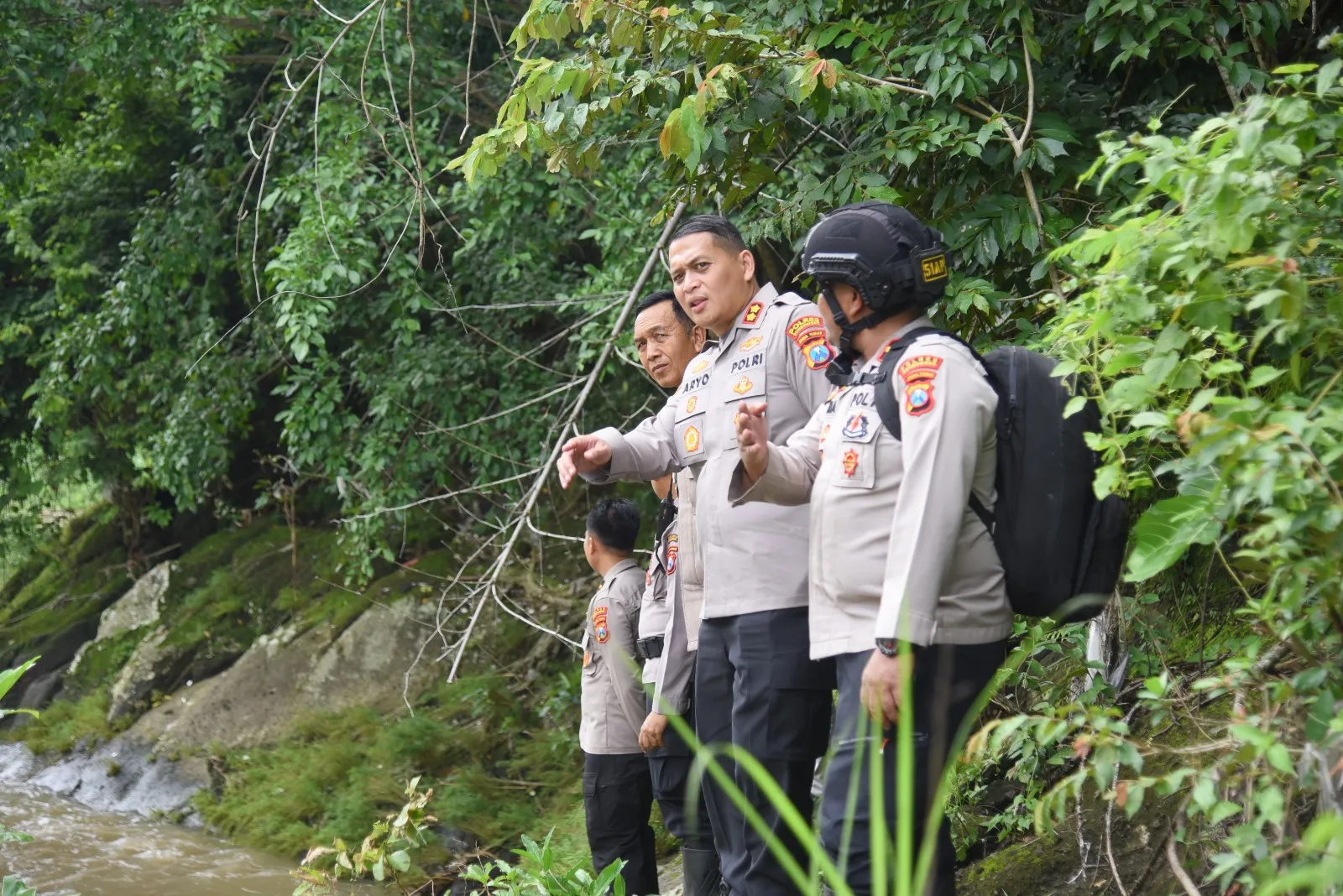 Polres Bondowoso Sisir Sungai Sampeanbaru Cari Korban Hanyut