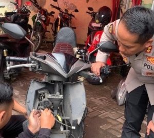 Polrestabes Surabaya Bagi Alarm Motor Gratis Guna Tekan Curanmor