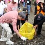 Tindak Lanjut Arahan Presiden, Gus Fawait Pimpin Kegiatan Bersih Pantai Jember