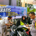 Polsek Wonocolo Pasang Alarm Motor Gratis dan Bagikan Durian