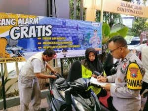 Polsek Wonocolo Pasang Alarm Motor Gratis dan Bagikan Durian