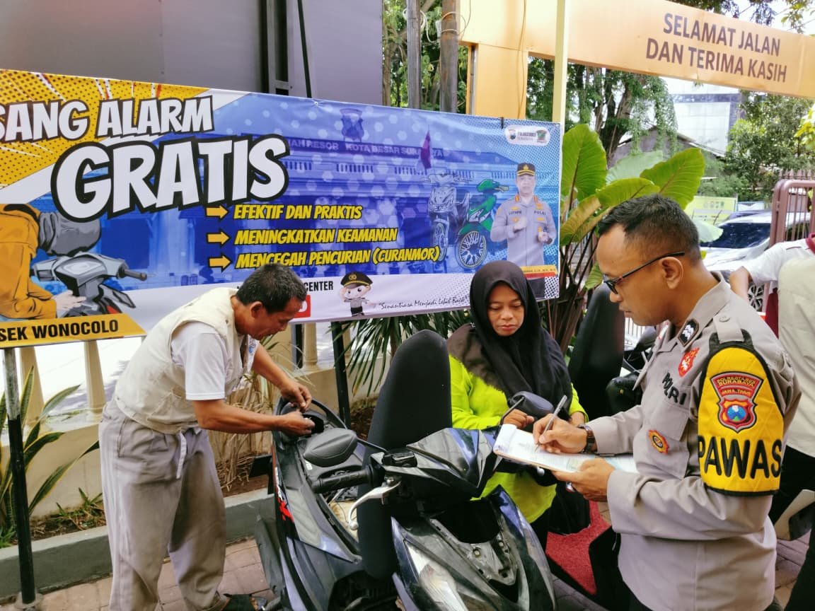 Polsek Wonocolo Pasang Alarm Motor Gratis dan Bagikan Durian