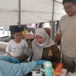 Pasutri Kompak Donor Darah pada Resepsi Satu Abad NU di Alun-Alun Jember