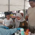 Pasutri Kompak Donor Darah pada Resepsi Satu Abad NU di Alun-Alun Jember