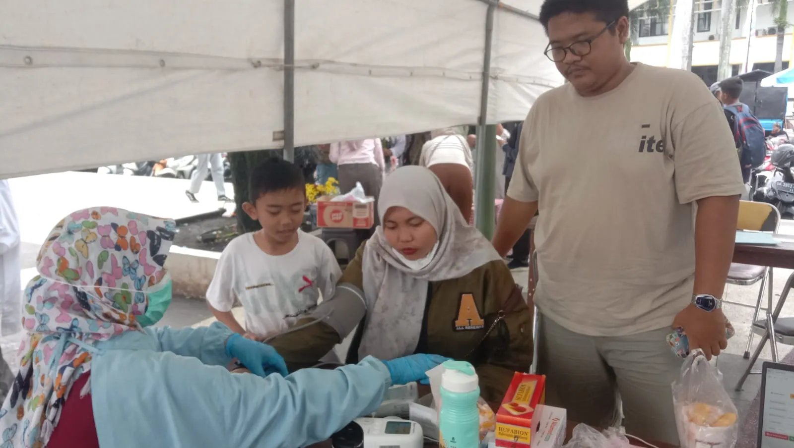 Pasutri Kompak Donor Darah pada Resepsi Satu Abad NU di Alun-Alun Jember