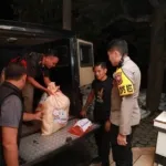 Polres Jember Salurkan Bantuan Sembako untuk Warga Terdampak Banjir di Desa Pakis